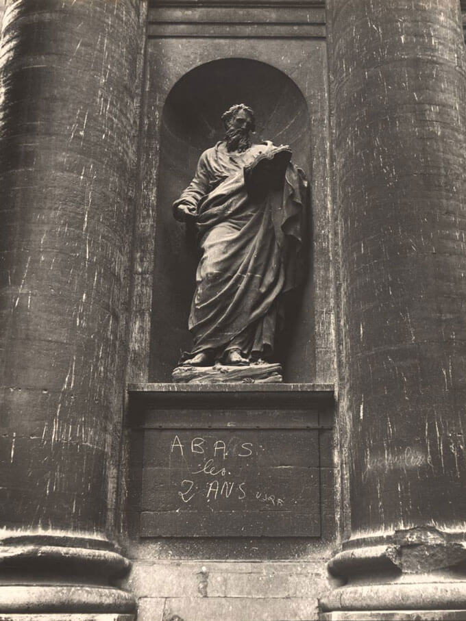 A statue in paris.
