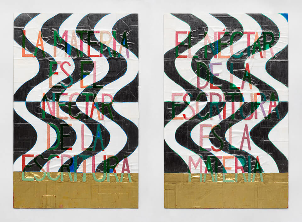 Two panels with black and white wavy stripes and colorful text overlay, each with a golden section at the bottom. The left panel reads 'LA MATERIA ES EL NECTAR DE LA ESCRITURA'. The right panel reads 'EL NECTAR DE LA ESCRITURA ES LA MATERIA'